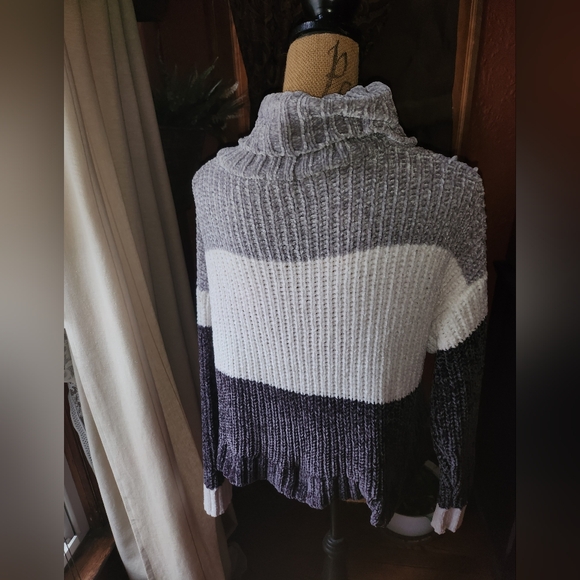 Softest sweater ever - Picture 2 of 8